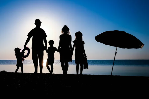 Ευτυχισμένη Οικογένεια Δίπλα Στη Θάλασσα Ηλιοβασίλεμα Ταξιδιωτική Σιλουέτα Στη Φύση — Φωτογραφία Αρχείου