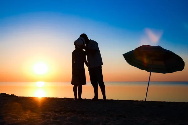 Joyeux Couple Bord Mer Coucher Soleil Sur Silhouette Voyage Dans — Photo