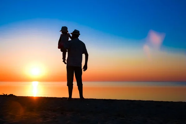Glückliche Eltern Mit Kind Meer Spielen Auf Silhouettenreisen Der Natur — Stockfoto