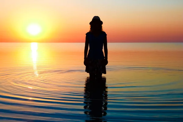 Gelukkig Meisje Aan Zee Natuur Silhouet Reizen — Stockfoto