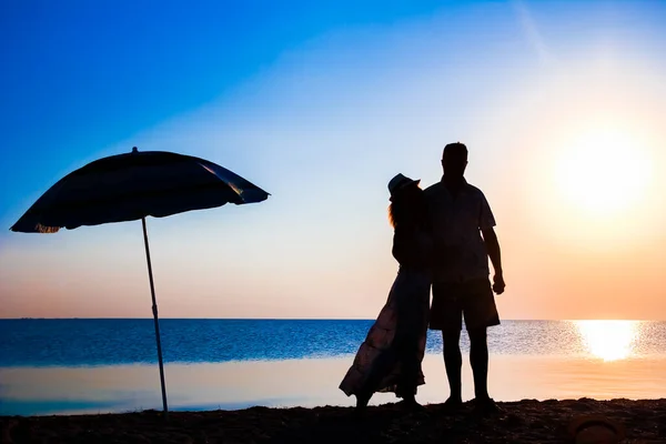 Glückliches Paar Meer Bei Sonnenuntergang Auf Reise Silhouette Der Natur — Stockfoto
