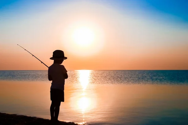 自然のシルエット旅行で海で幸せな子供漁師釣り — ストック写真