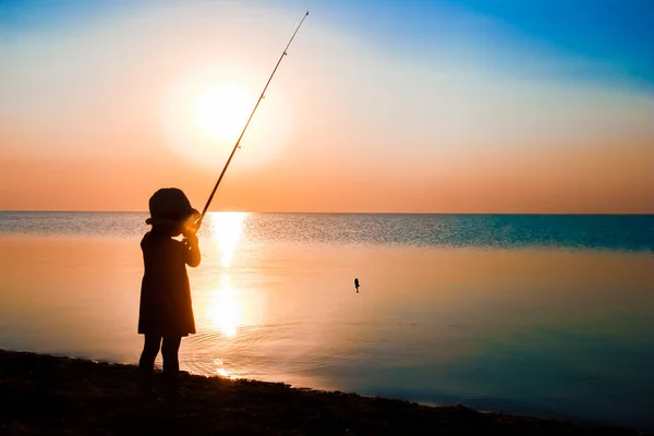 Ευτυχισμένο Παιδί Ψαράς Που Ψαρεύει Δίπλα Στη Θάλασσα Στη Φύση — Φωτογραφία Αρχείου