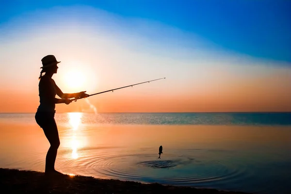 Mutlu Balıkçı Kız Doğanın Siluetinde Deniz Kenarında Balık Yakalar — Stok fotoğraf