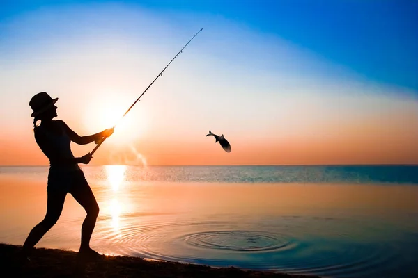 Glückliches Fischermädchen Fängt Fische Meer Auf Silhouettenfahrt Der Natur — Stockfoto