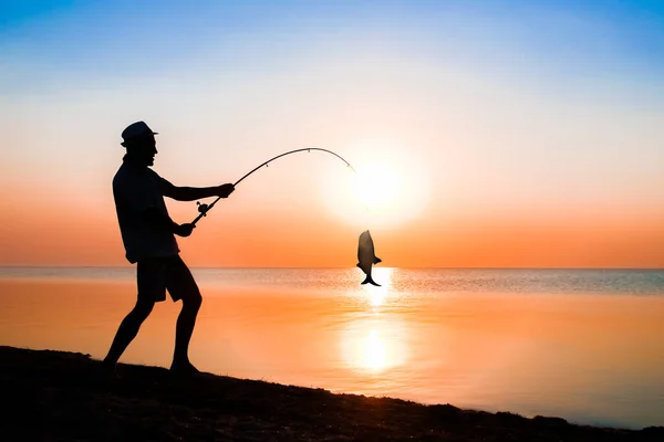Glückliche Kerl Fischer Fangen Fische Meer Auf Natur Silhouette Reise — Stockfoto