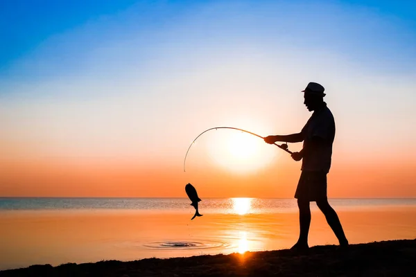 Hombre Feliz Pescador Captura Peces Por Mar Silueta Naturaleza Viaje —  Fotos de Stock