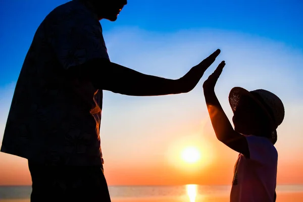 Руки Щасливого Батька Дитини Біля Моря Природі Силует Подорожі — стокове фото