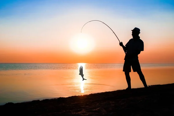Felice Ragazzo Pescatore Cattura Pesce Mare Sulla Natura Silhouette Viaggio — Foto Stock