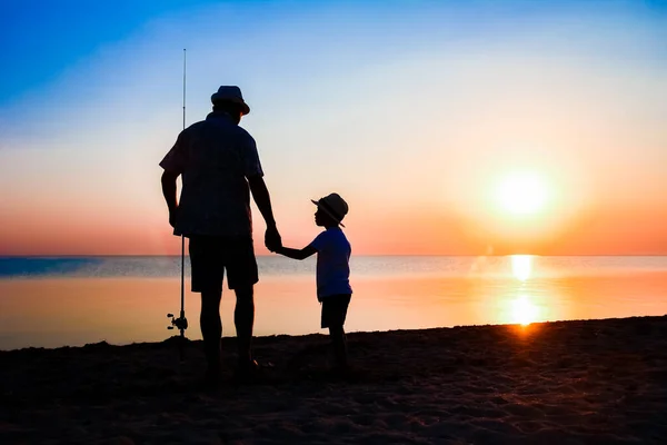Gelukkig Vader Kind Vissers Vangen Vis Aan Zee Natuur Silhouet — Stockfoto