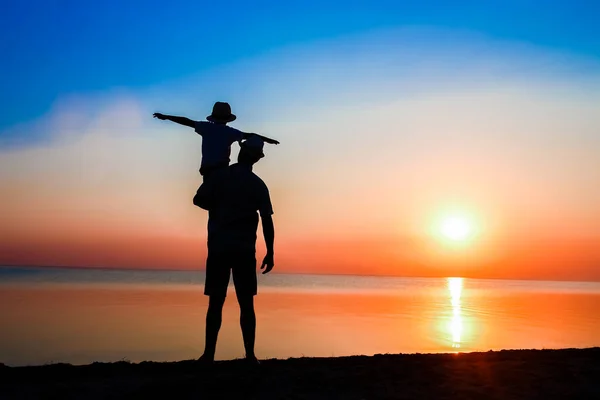 Gelukkige Ouder Met Kind Aan Zee Spelen Natuur Silhouet Reizen — Stockfoto