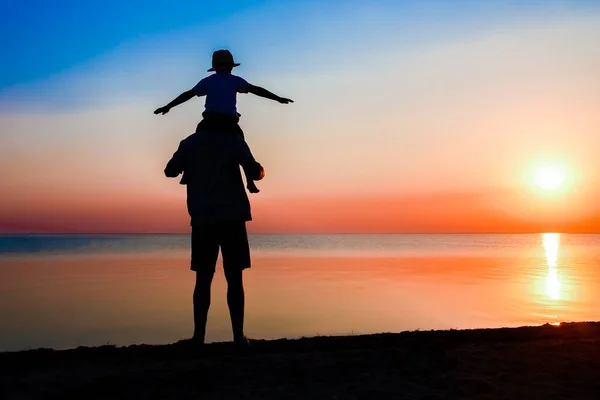 Glückliche Eltern Mit Kind Meer Spielen Auf Silhouettenreisen Der Natur — Stockfoto