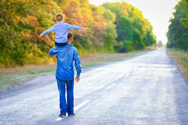 Gelukkig Ouder Met Een Kind Het Park Handen Natuur Reizen — Stockfoto