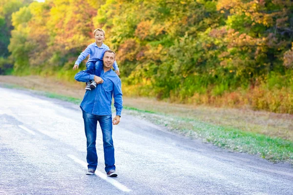 Счастливый Родитель Ребенком Парке Руки Природе Путешествия Идти Дороге — стоковое фото