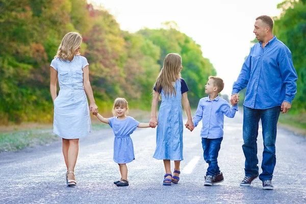 Glad Familj Promenader Längs Vägen Parken Naturresor — Stockfoto