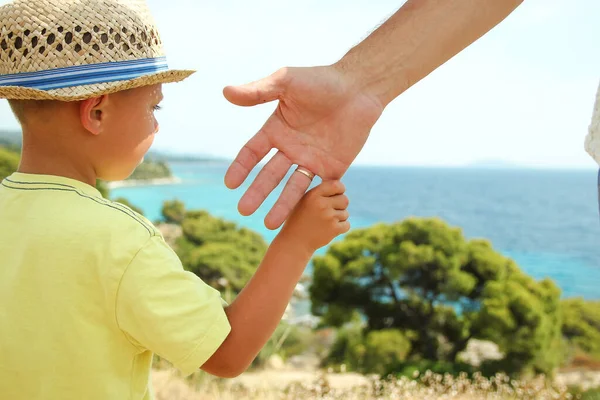Yunanistan Seyahat Geçmişi Olan Mutlu Ebeveynlerin Çocukların Elleri — Stok fotoğraf
