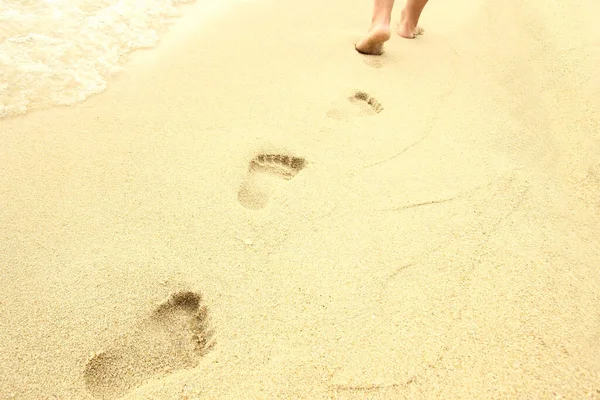 海滩旅行妇女在沙滩上悠闲自在地走着 在希腊金色沙滩上留下了女足的脚印 — 图库照片