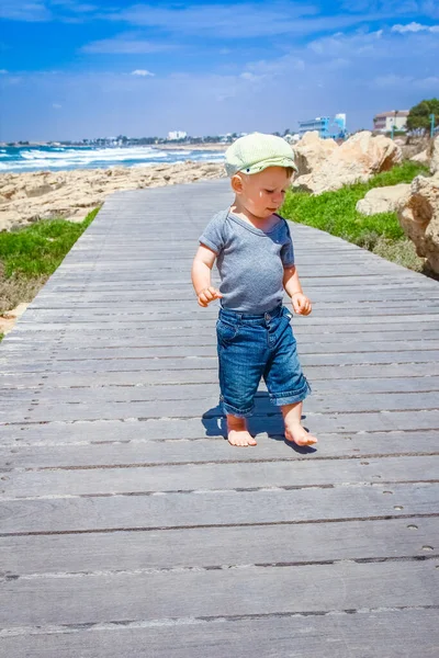 一个快乐的孩子沿着海边的自然小径走着 — 图库照片