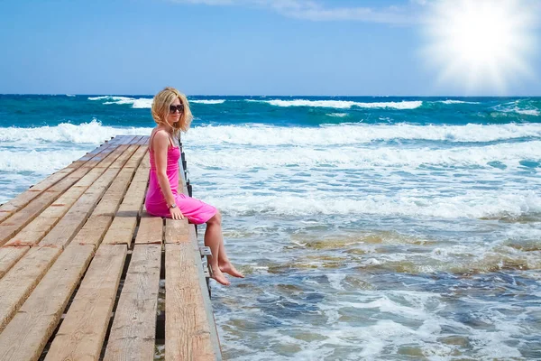 海岸の桟橋にいる美しい少女 — ストック写真