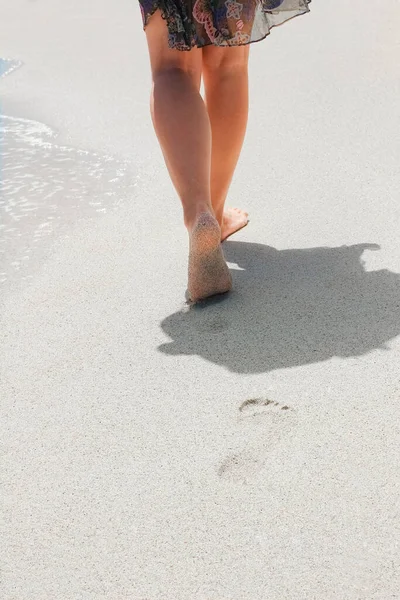 Schöne Spuren Mit Füßen Meer Auf Naturhintergrund — Stockfoto