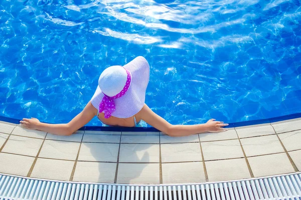 Gelukkig Meisje Een Hoed Bij Het Zwembad Zee — Stockfoto