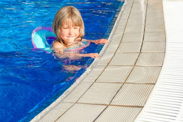 Happy Child Plays Pool Sea — Stock Photo, Image