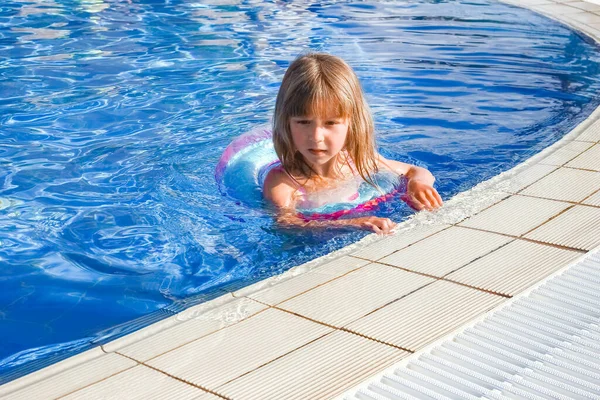 Een Gelukkig Kind Speelt Bij Het Zwembad Aan Zee — Stockfoto