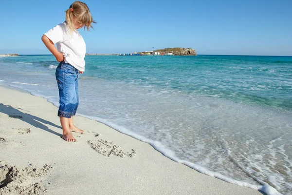 Criança Feliz Pelo Mar Livre — Fotografia de Stock