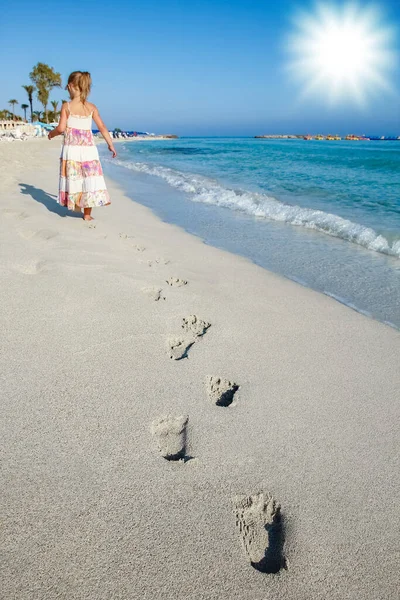 Vackra Fotspår Med Fötter Sanden Bakgrund — Stockfoto