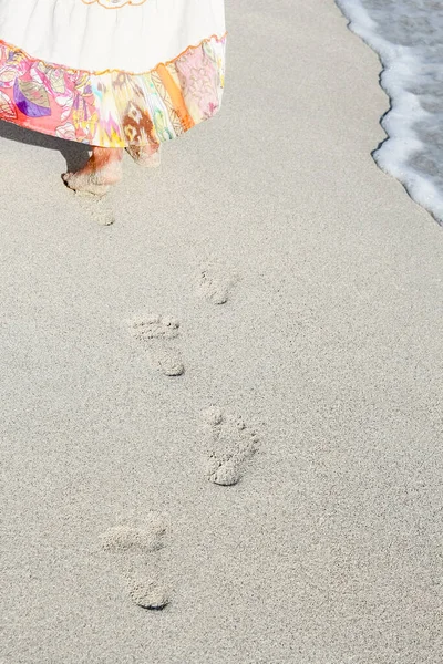 Красивые Следы Ног Песчаном Фоне — стоковое фото