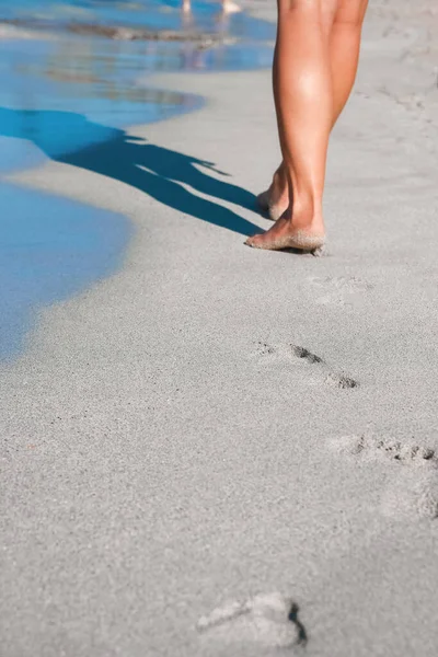 Schöne Fußabdrücke Mit Füßen Auf Dem Sandhintergrund — Stockfoto