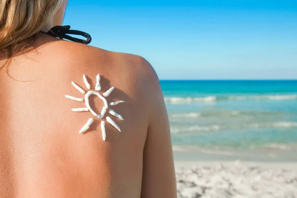 Chica Feliz Con Sol Espalda Por Mar Naturaleza —  Fotos de Stock