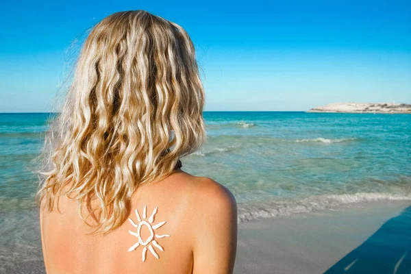 Happy Girl Sun Her Back Sea Nature — Stock Photo, Image