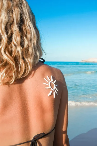 Glückliches Mädchen Mit Der Sonne Auf Dem Rücken Meer Der — Stockfoto