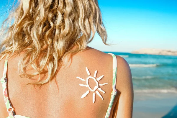 Chica Feliz Con Sol Espalda Por Mar Naturaleza — Foto de Stock