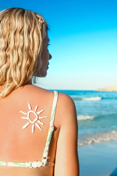 Szczęśliwa Dziewczyna Słońcem Plecach Nad Morzem Naturze — Zdjęcie stockowe