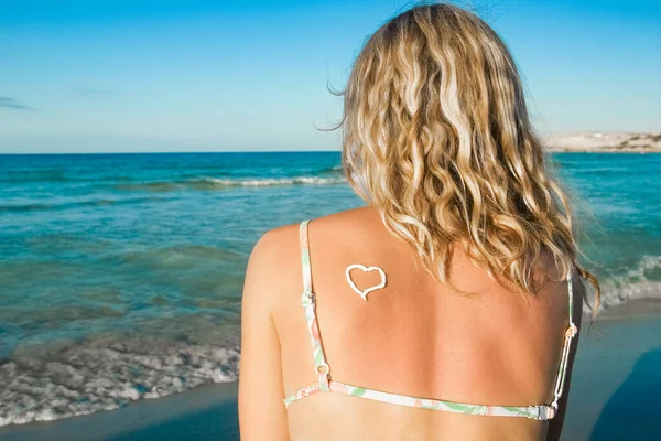 Menina Feliz Com Coração Suas Costas Pelo Mar Livre — Fotografia de Stock
