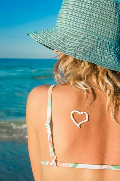 Glückliches Mädchen Mit Einem Herz Auf Dem Rücken Meer — Stockfoto