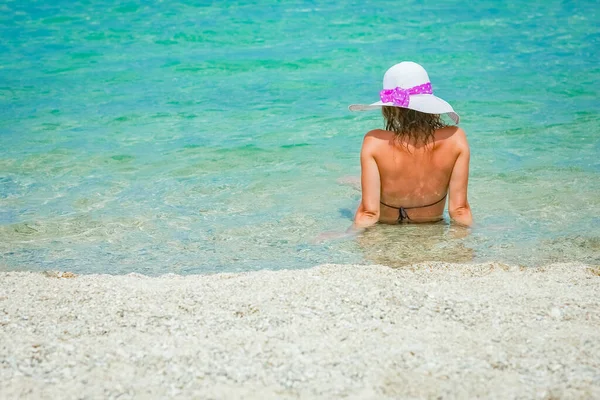 Lycklig Flicka Till Sjöss Grekland Sand Natur — Stockfoto