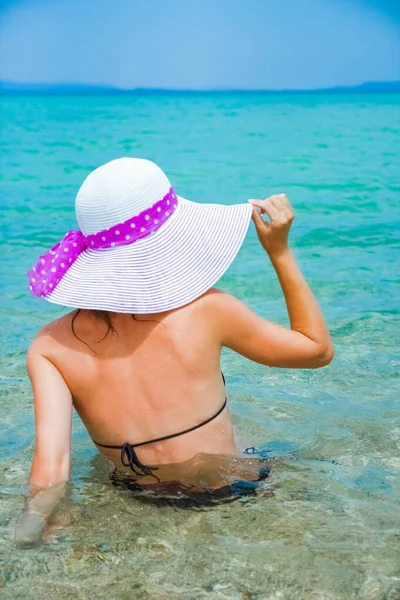 Šťastná Dívka Moři Řečtině Písku Přírody — Stock fotografie