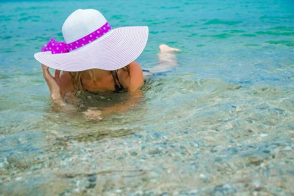 砂の上のギリシャの海で幸せな女の子 — ストック写真