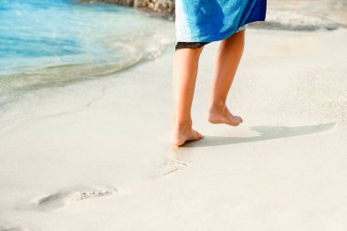 Yunan Denizi kıyısındaki kumların üzerinde güzel bacaklar