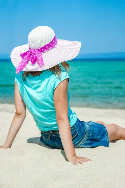 砂の上のギリシャの海で幸せな女の子 — ストック写真