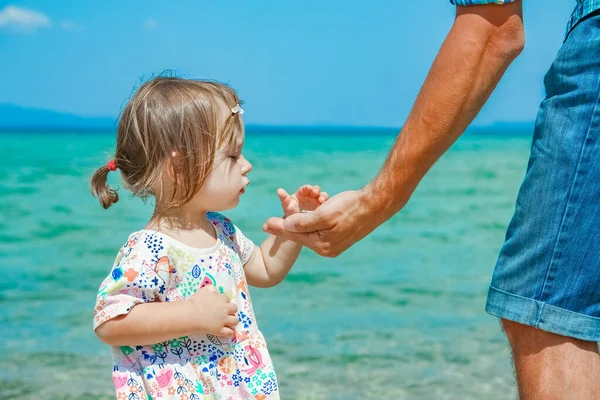 Ruce Šťastný Rodič Dítě Moři Řecké Pozadí — Stock fotografie
