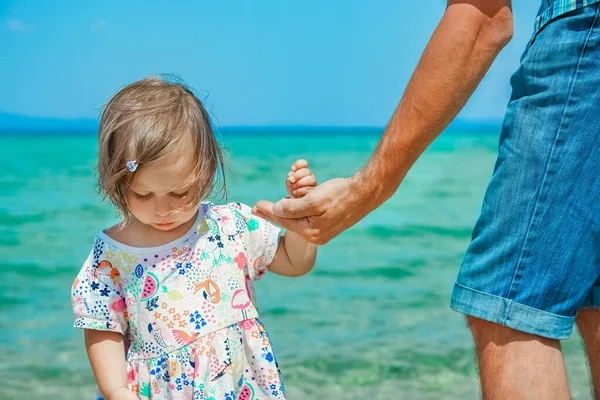 Руки Счастливого Родителя Ребенка Фоне Морской Греции — стоковое фото