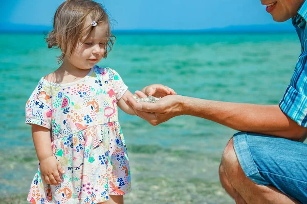 Mutlu Ebeveyn Çocuğun Elleri Deniz Yunan Arka Planında — Stok fotoğraf