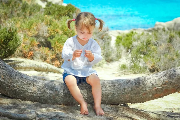 Szczęśliwe Dziecko Bawiące Się Nad Morzem — Zdjęcie stockowe