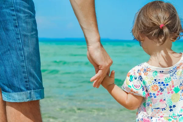 Χέρια Ευτυχισμένου Γονέα Και Παιδιού Στη Θάλασσα Greece Φόντο — Φωτογραφία Αρχείου