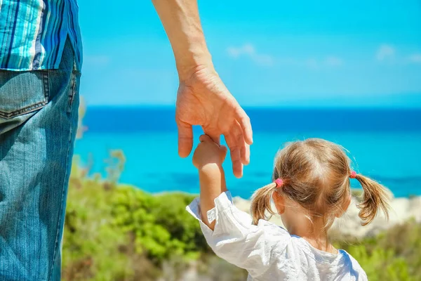 Ręce Szczęśliwego Rodzica Dziecka Tle Morza Greckiego — Zdjęcie stockowe