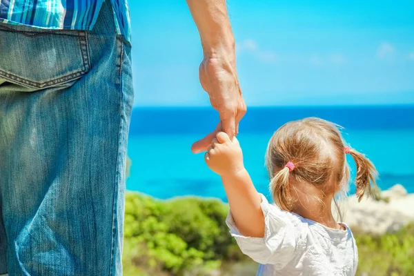 Handen Van Gelukkig Ouder Kind Zee Griekenland Achtergrond — Stockfoto